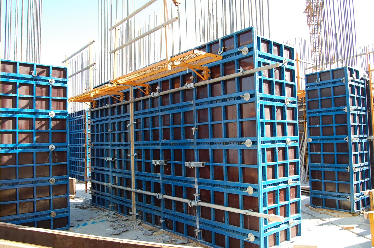Papan Lapis vs Keluli Formwork: Kos, Penggunaan Semula, Kemasan dan Apabila Masing-masing Menang